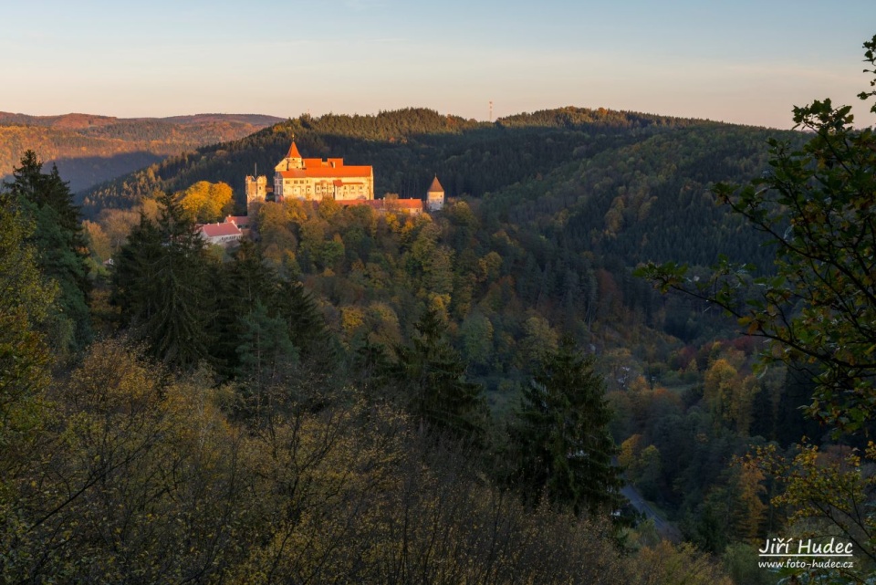 Hrad Pernštejn při západu