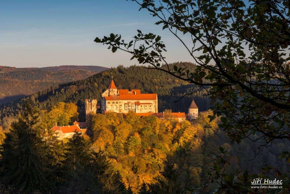 Hrad Pernštejn ve večerním světle