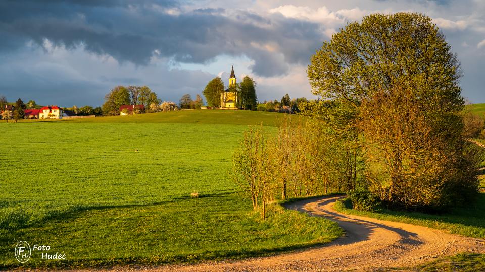 Jarní cestou ke kostelu sv. Mikuláše