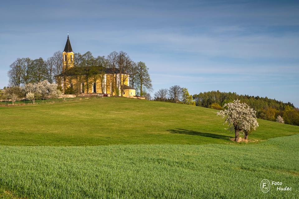 Kostel sv. Mikuláše v jarní krajině