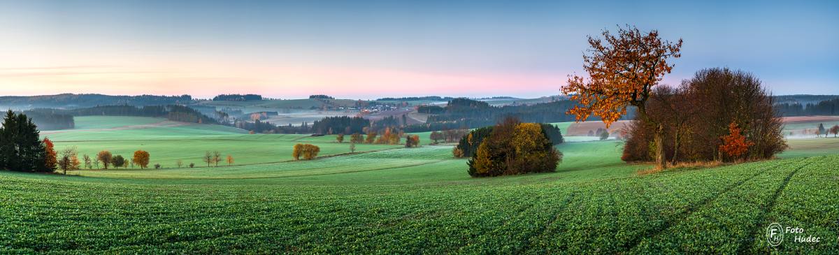 Podzimní panorama s třešní na Bystřicku