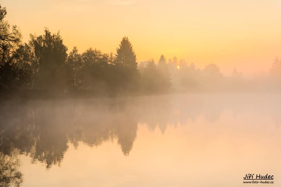 Ranní opar nad Skalským rybníkem