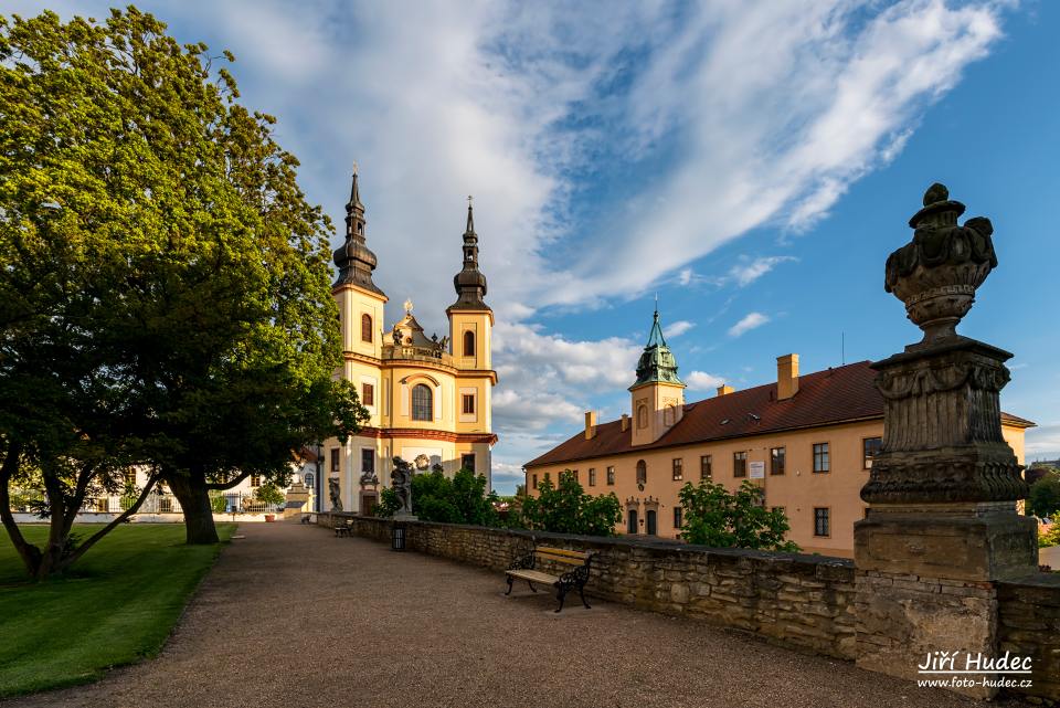 Večerní kostel Nalezení sv. Kříže v Litomyšli