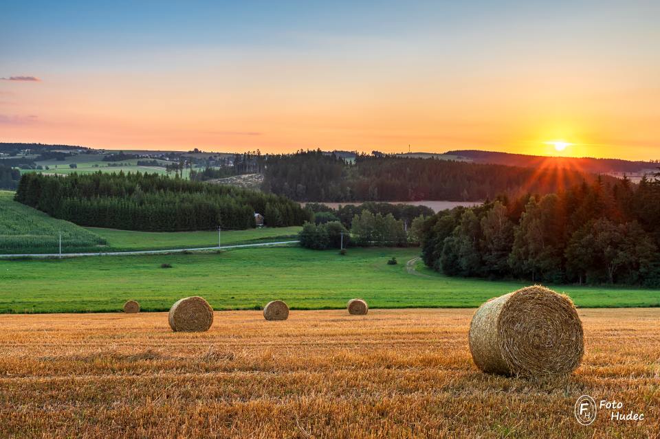 Východ slunce s balíky u Lísku