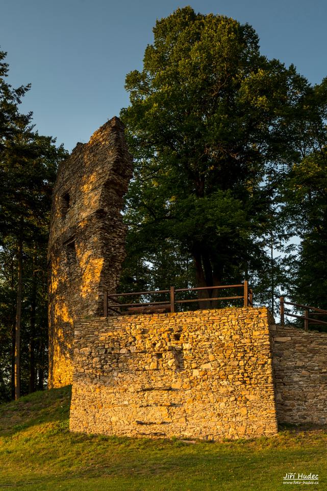 Zřícenina hradu Dalečín ve večerním světle