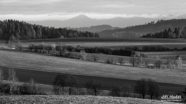 Černobílé linie nad Velkými Janovicemi