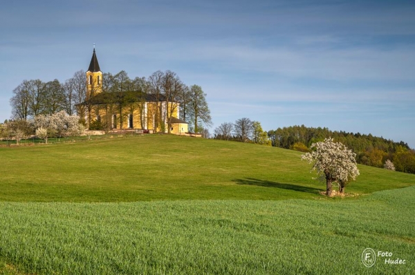 Kostel sv. Mikuláše v jarní krajině