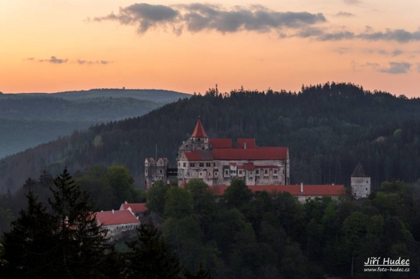 Pernštejn při východu slunce