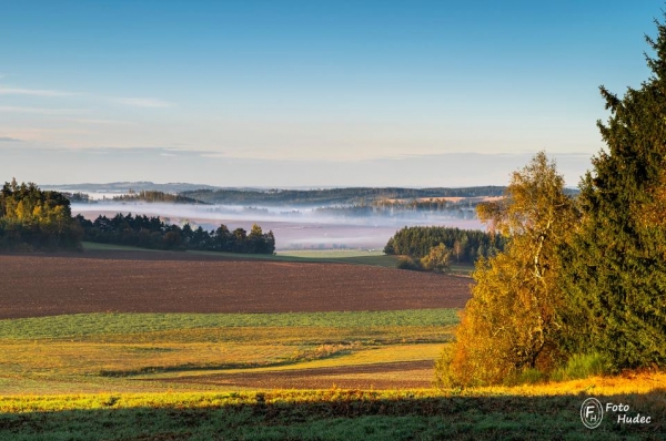 Podzimní krajina s ranní mlhou u Divišova