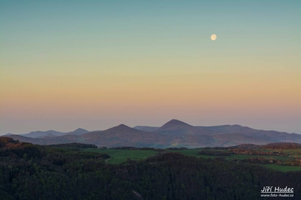 Ranní měsíc nad Milešovkou